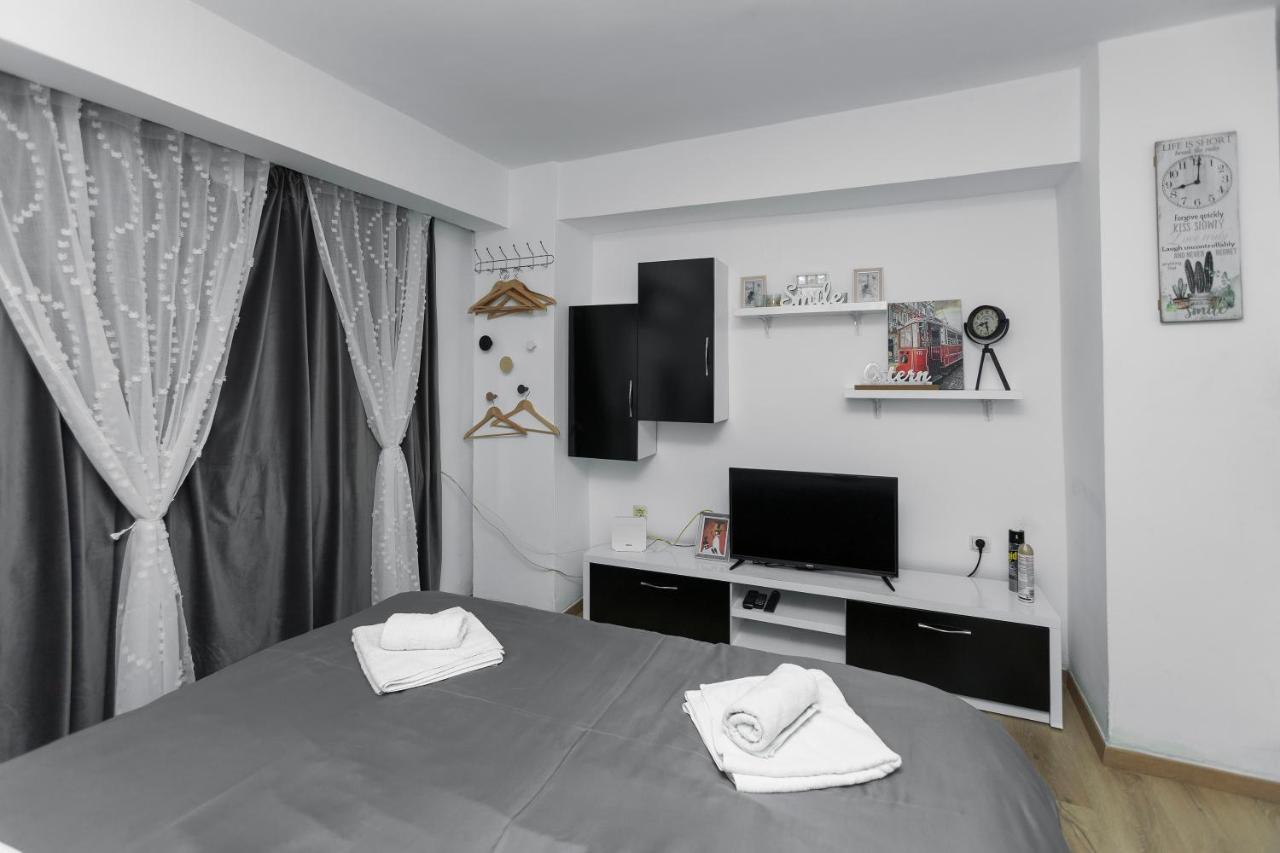 11 Steps' Lovely Studio In The Center Tirana Eksteriør billede