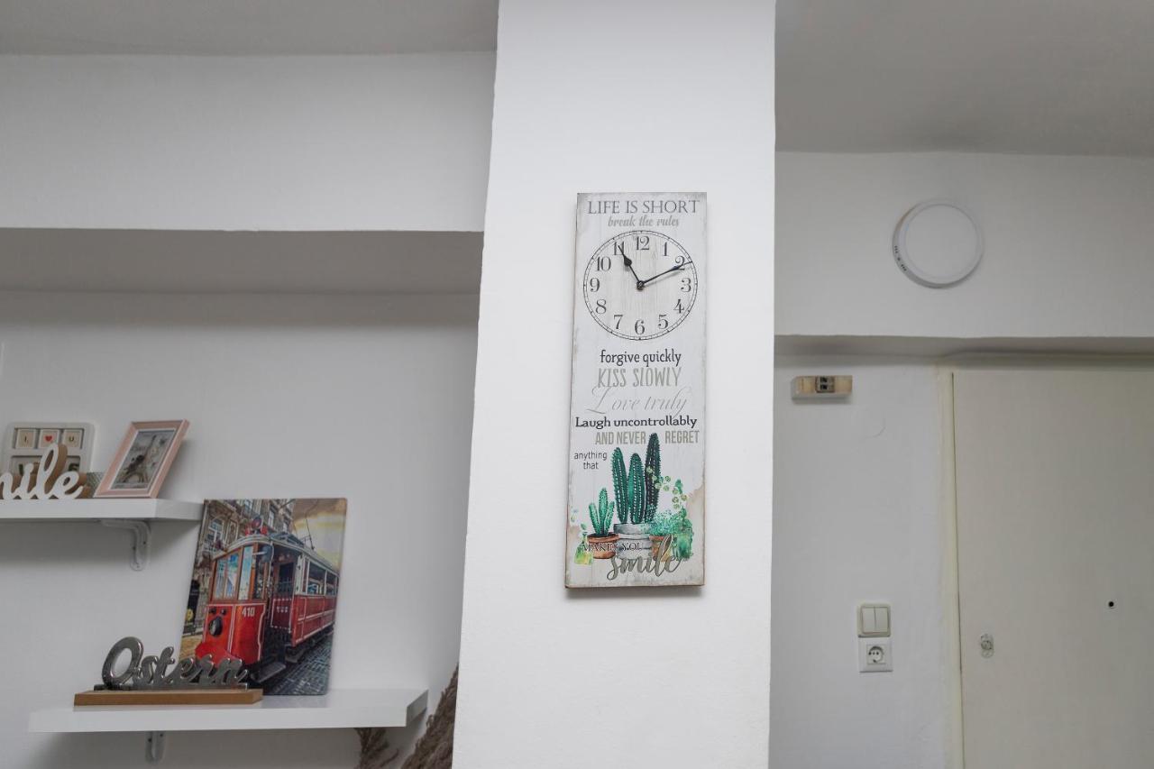 11 Steps' Lovely Studio In The Center Tirana Eksteriør billede